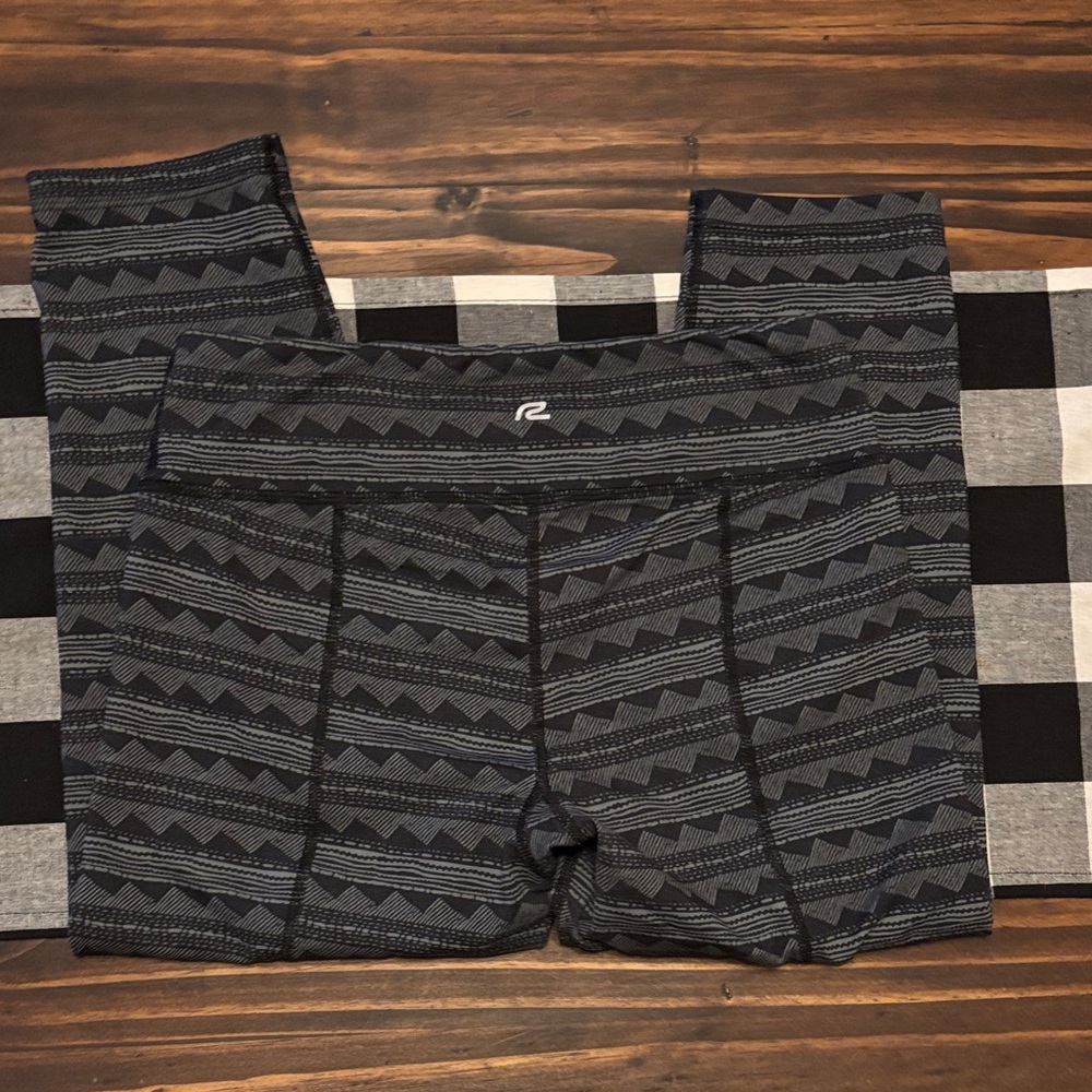 Road Runner  small black gray print leggings crop